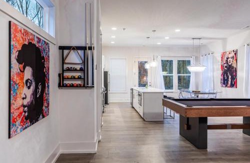 Sugar Creek House | PoolTable-15 Mins to Uptown & DT-King Bed!