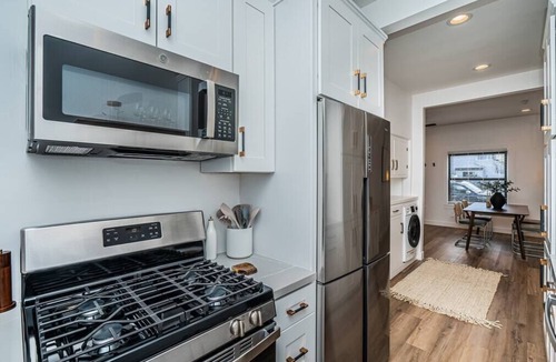 Coronado House | Poppy Suite – Walk to Food, Shops & Ferry Landing