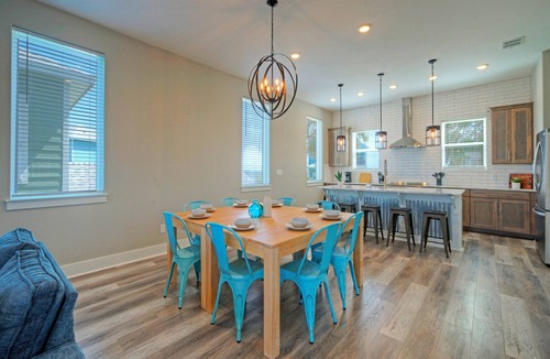 Bella Vista House | Port A Retreat Shared Pool + Hot Tub Short Drive to Beach | Das Strandhaus