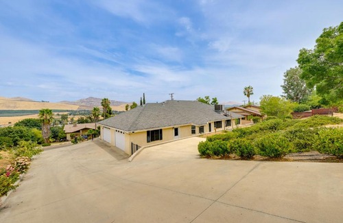 Porterville House | Porterville Getaway w/Patio + Valley Views!