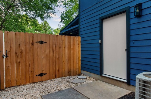 South Lamar House | Posh & Serene 2BR w Private Patio