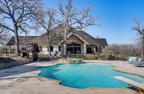 Cleburne House | Post Oak Estate - Pool Barn 2 Guest Homes 16 Ac