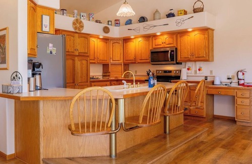 Powell House | Powell Farmstead Retreat- rural setting in town, dog friendly