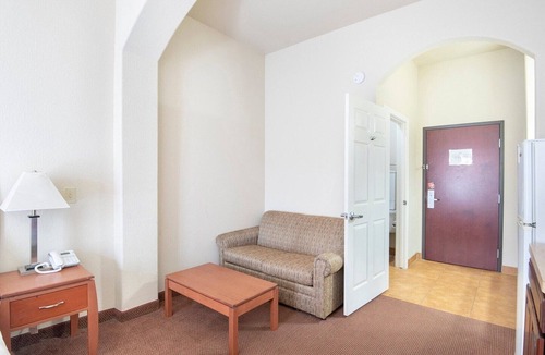Clute Apartment | Premium 2 Queen Bed with Kitchenette