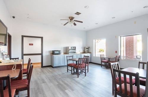 Clute Apartment | Premium 2 Queen Bed with Kitchenette
