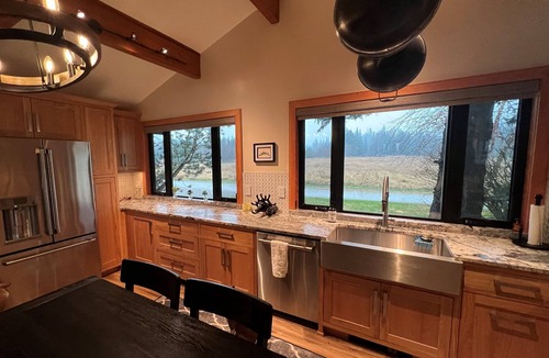 Coolin House | Priest Lake Waterfront bungalow with 75' private beach and dock