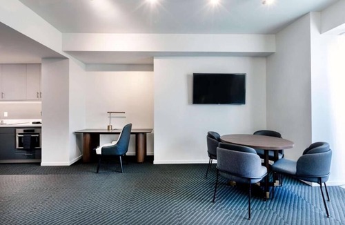Iowa City Hotel | Prime Downtown Iowa Stay – 2 Elegant Units Near Campus & Live Music