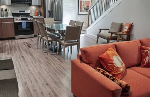 Hollywood Apartment | Prime Hollywood 4BR Suite Stay Near Paramount: Free Parking