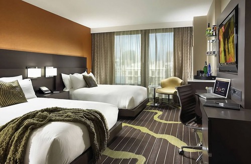 East Village Hotel | Prime Location! 4 Relaxing Units Near SeaWorld! Onsite Parking and Pool!
