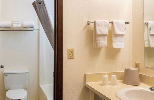 Shelby House | Prime Location, 4 Sleek Units w/Free Parking, Minutes to Lake Shel-oole