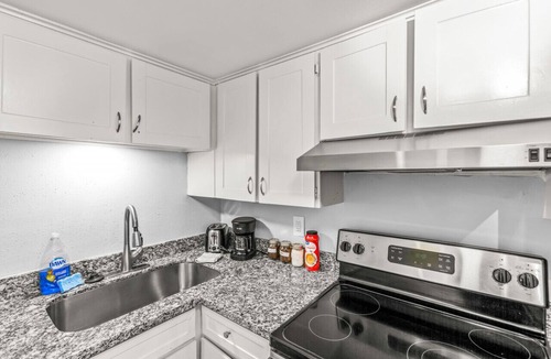 El Lago Condo | Prime Location close to Restaurants, NASA, Kemah, etc