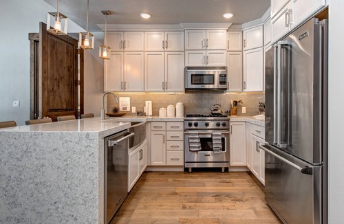 Park City Condo | Prime Location, Community Amenities, Chef's kitchen + BBQ! Great Views!