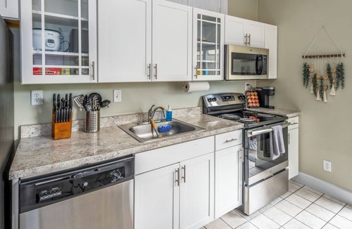 Mount Adams Apartment | Prime Mt Adams+Lux Beds+Sleeps 6ppl+Deck Views+Smart TVs+Spacious Living Rooms