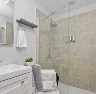 Over-the-Rhine Apartment | Prime OTR off Vine St, Lux Full Bed, Fast WiFi, Fully Equipped, 50in TV, Sleeps 4ppl