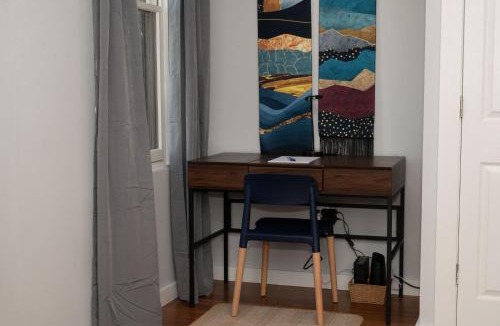 Over-the-Rhine Apartment | Prime OTR steps to Vine St, Lux Full Bed, Workspace, fast WiFi, 50in Smart TV, Sleeps 3ppl