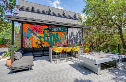Travis Heights Apartment | Prime SoCo boutique studios with laundry WiFi 7 Min to DT