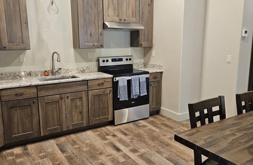 Gardiner Cabin | Prime Spot! Complimentary Parking, Next to Gardiner Downtown!