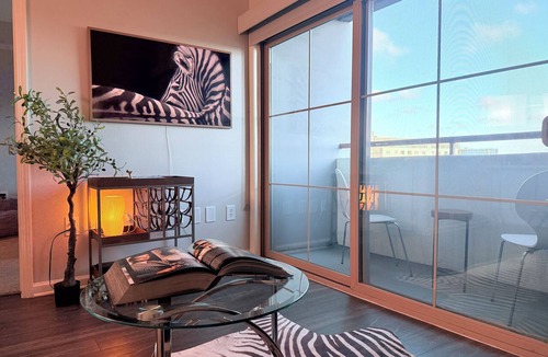 Beverly Hills Apartment | Prime Wilshire Blvd Residence - Pool,Gym