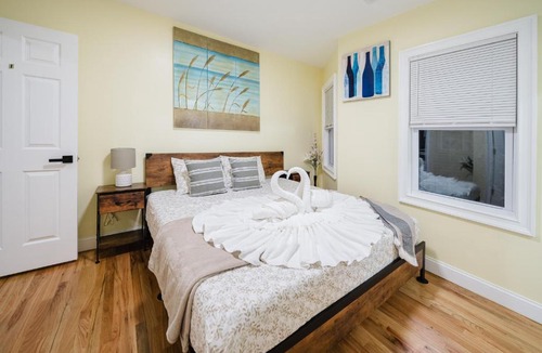 Milton Apartment | Pristine 5BR Milton Apt - Free Parking, Balcony, AC & TV 142