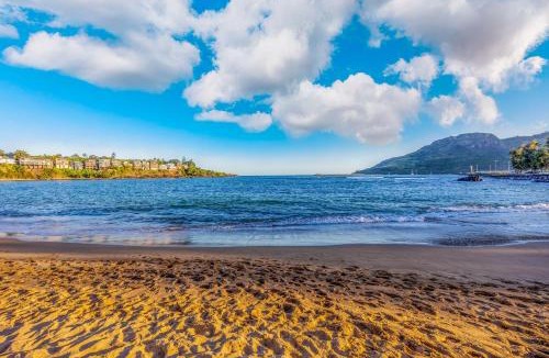 Nawiliwili House | Pristine Lihue Condo w/Balcony: Walk to Beach!