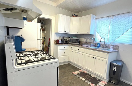 Wilshire House | Private 1bedroom 1 bath bungalow close to most desirable location in LA