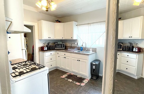 Wilshire House | Private 1bedroom 1 bath bungalow close to most desirable location in LA