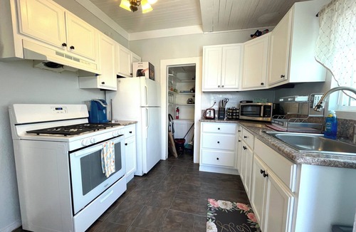 Wilshire House | Private 1bedroom 1 bath bungalow close to most desirable location in LA