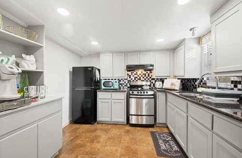 Sharpstown Apartment | PRIVATE 2BR GUESTHOUSE: Food Hub & Easy Freeway Access in International District