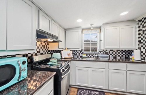 Sharpstown Apartment | PRIVATE 2BR GUESTHOUSE: Food Hub & Easy Freeway Access in International District