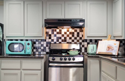 Sharpstown Apartment | PRIVATE 2BR GUESTHOUSE: Food Hub & Easy Freeway Access in International District