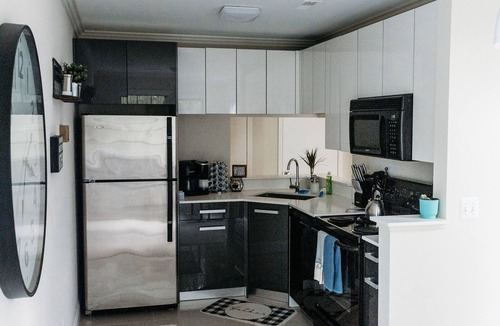 Novi Apartment | Private and Quiet Bright Space King bed Gym/Pool/Hot tub