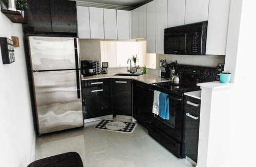 Novi Apartment | Private and Quiet Bright Space King bed Gym/Pool/Hot tub