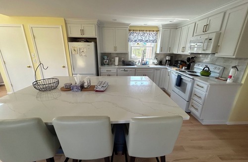 North Truro House | PRIVATE BEACH, 2 min walk. WIFI, AC, sunny/clean. New Kitchen & screened porch.