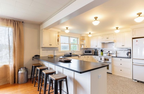 Maxwelton House | Private Beach Access + Water Views! | Sleeps 18, Historic 6BDR Farmhouse w/Deck