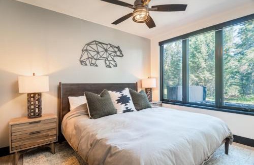Philipsburg House | Private Cabin For Couples! Hike, Relax, Hot Tub!