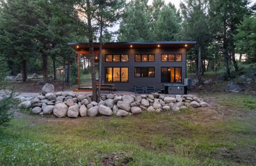 Philipsburg House | Private Cabin For Couples! Hike, Relax, Hot Tub!
