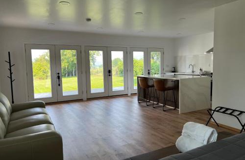 Bonners Ferry House | Private Cottage - Panoramic River Views, Near Casino and Downtown