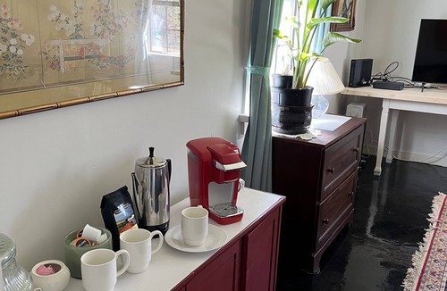 Corinth Cottage | Private country setting within city limits .
