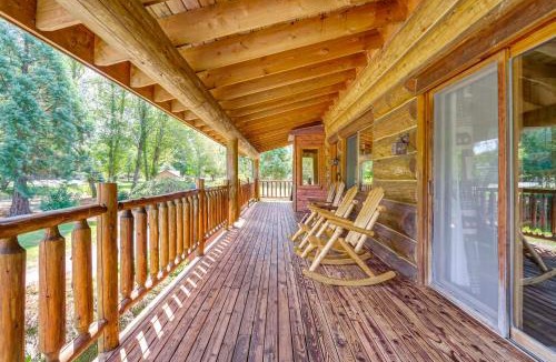 Arlington Heights House | Private Deck Dog-Friendly Arlington Cabin