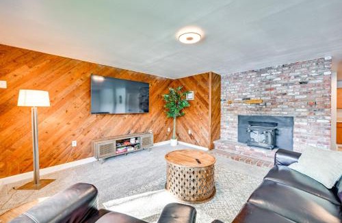 East Olympia House | Private Dock & Fire Pit: Lakefront Gem in Olympia