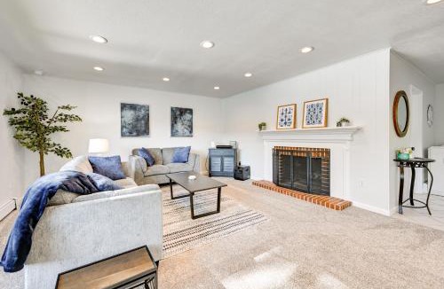 East Olympia House | Private Dock & Fire Pit: Lakefront Gem in Olympia
