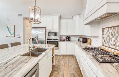 Enchanted Oaks House | Private Dock & Yard! Modern Getaway in Mabank