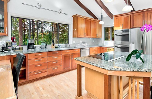 Beaverton House | Private Forested Retreat in the middle of Beaverton