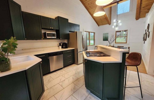 Hallsville Cabin | Private Fun Barn~Hot Tub~Pool Table~Karaoke