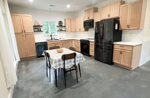 Etta House | Private Getaway on 2.5 Acres Family & Pet Friendly!