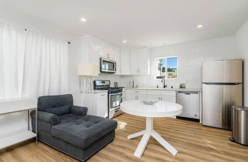 Miracle Mile Apartment | Private Guest House in Miracle Mile