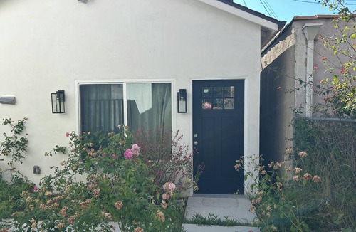 Miracle Mile Apartment | Private Guest House in Miracle Mile