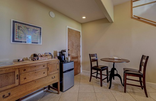 Salmon Apartment | Private Guest Suite, "Hilltops II"