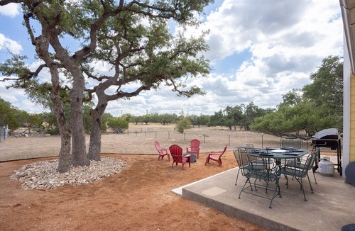 Henly House | 🌿 Private Hill Country Retreat with Fenced Yard + Fire Pit | Pet Friendly | Heritage House 🌄