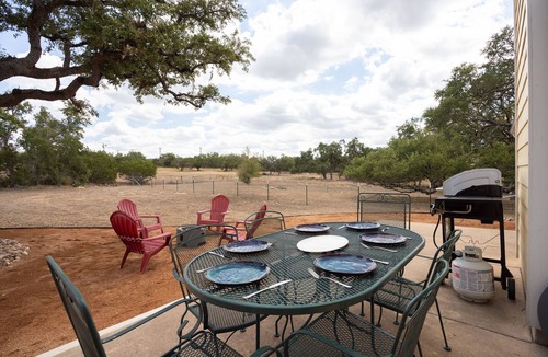 Henly House | 🌿 Private Hill Country Retreat with Fenced Yard + Fire Pit | Pet Friendly | Heritage House 🌄
